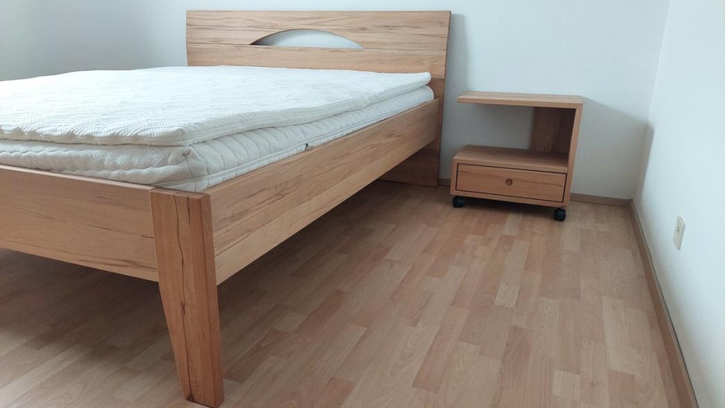 Holzbett 