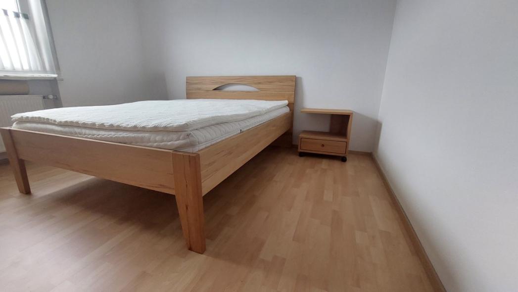 Holzbett 