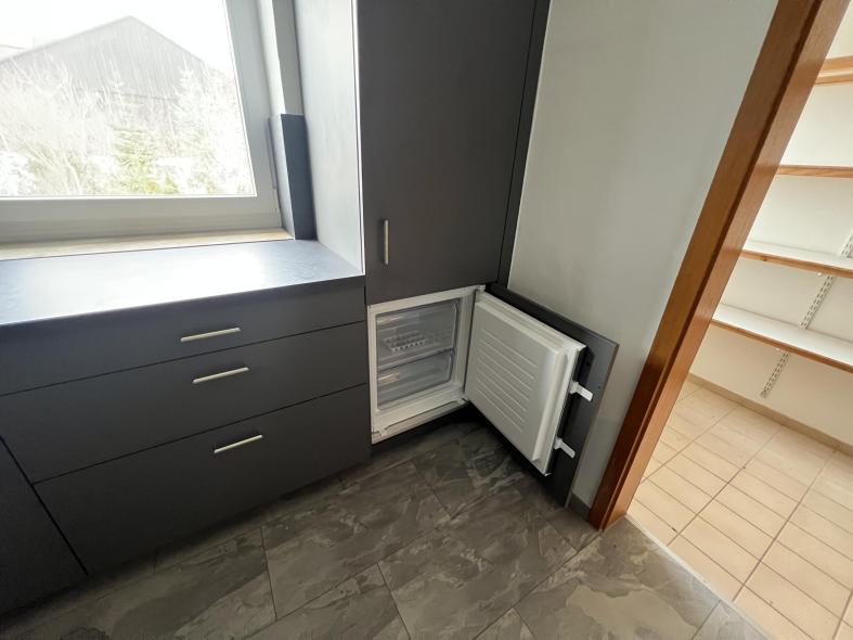 Einbau Küche grau mit weinrot
