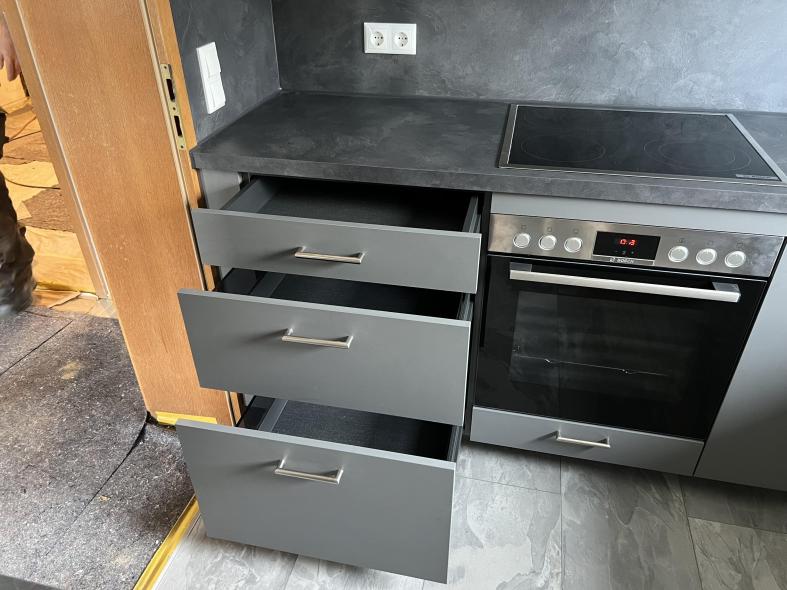 Einbau Küche grau mit weinrot 3