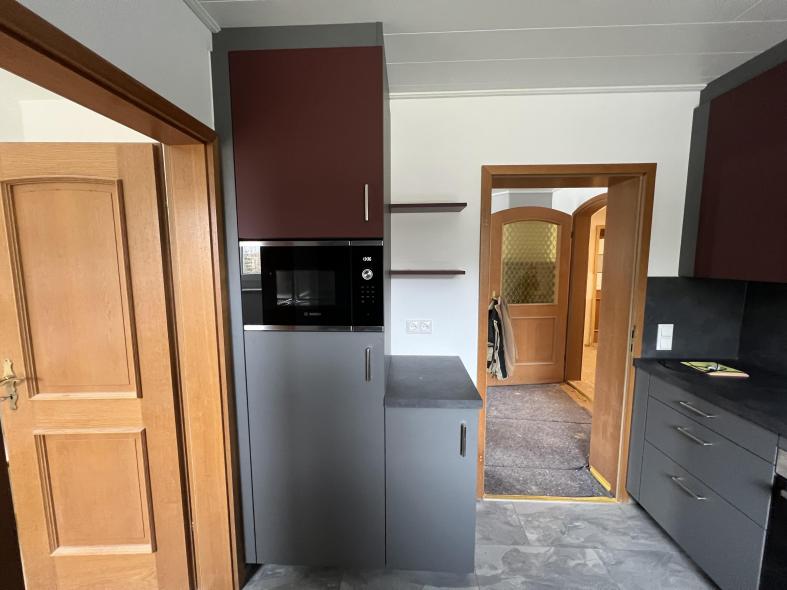 Einbau Küche grau mit weinrot 4