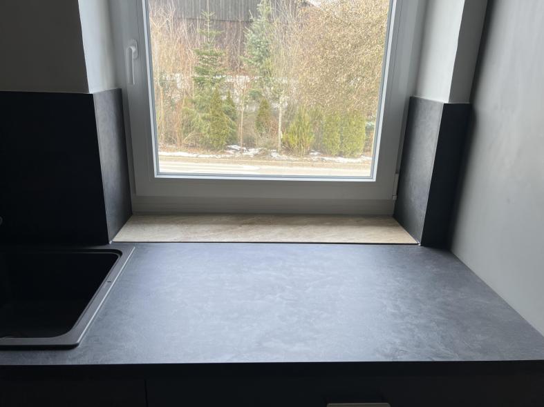 Einbau Küche grau mit weinrot 5