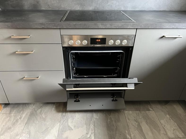 Einbau Küche grau mit weinrot 7