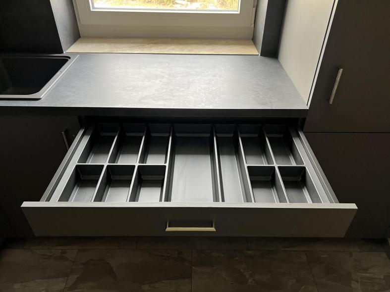 Einbau Küche grau mit weinrot 12