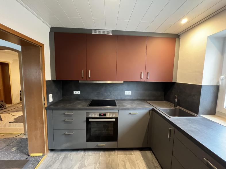 Einbau Küche grau mit weinrot 14